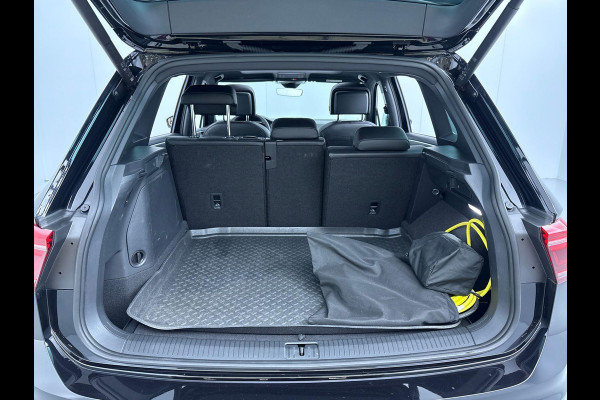 Volkswagen Tiguan 1.4 TSI eHybrid R-Line Business+ 245 pk Automaat (DSG) | Navigatie | Panoramadak | Trekhaak (wegklapbaar) | Achteruitrijcamera | Adaptieve cruise control | Stoelverwarming v/a | Apple carplay / Android auto | Verwarmd stuur | R line |