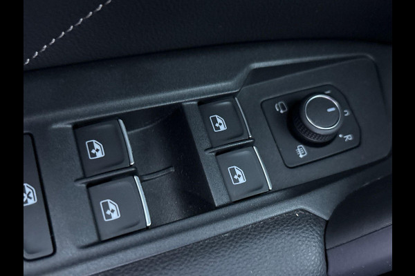 Volkswagen Tiguan 1.4 TSI eHybrid R-Line Business+ 245 pk Automaat (DSG) | Navigatie | Panoramadak | Trekhaak (wegklapbaar) | Achteruitrijcamera | Adaptieve cruise control | Stoelverwarming v/a | Apple carplay / Android auto | Verwarmd stuur | R line |