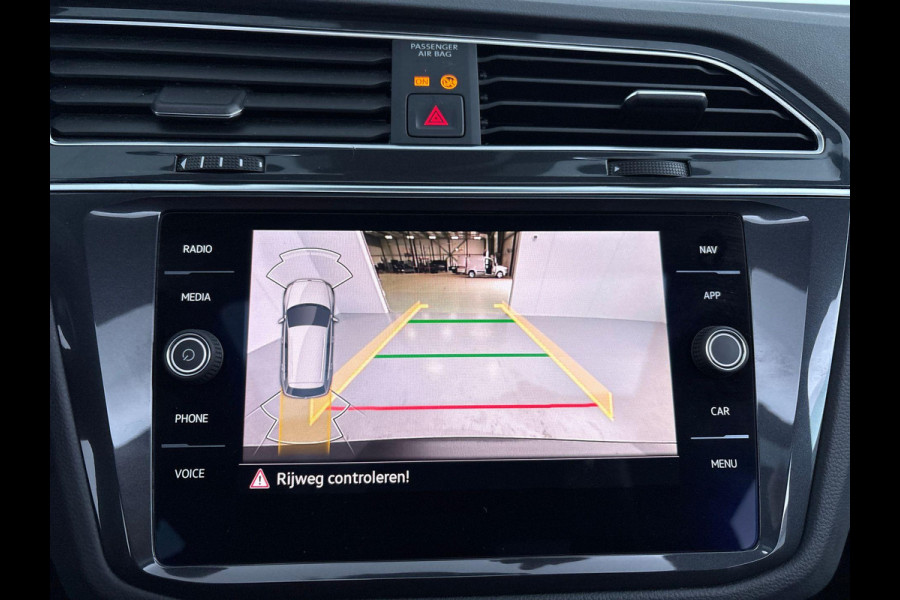 Volkswagen Tiguan 1.4 TSI eHybrid R-Line Business+ 245 pk Automaat (DSG) | Navigatie | Panoramadak | Trekhaak (wegklapbaar) | Achteruitrijcamera | Adaptieve cruise control | Stoelverwarming v/a | Apple carplay / Android auto | Verwarmd stuur | R line |