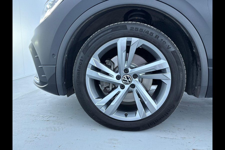 Volkswagen Tiguan 1.4 TSI eHybrid R-Line Business+ 245 pk Automaat (DSG) | Navigatie | Panoramadak | Trekhaak (wegklapbaar) | Achteruitrijcamera | Adaptieve cruise control | Stoelverwarming v/a | Apple carplay / Android auto | Verwarmd stuur | R line |