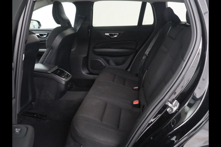 Volvo V60 2.0 B3 Momentum Business | Panoramadak | Cruise control | Stuur/stoel verwarming | Trekhaak | Head-up | Harman/Kardon | Climate control | Camera | Park assist