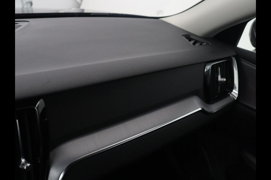 Volvo V60 2.0 B3 Momentum Business | Panoramadak | Cruise control | Stuur/stoel verwarming | Trekhaak | Head-up | Harman/Kardon | Climate control | Camera | Park assist
