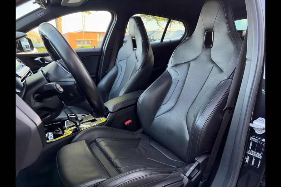 BMW 1-serie 118i Executive Edition | M Pakket | Sfeerverlichting | Apple Carplay | Leder