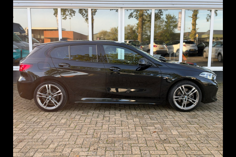 BMW 1-serie 118i Executive Edition | M Pakket | Sfeerverlichting | Apple Carplay | Leder