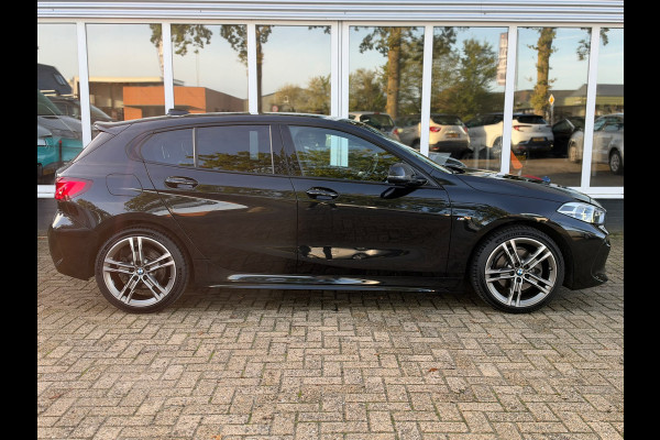 BMW 1-serie 118i Executive Edition | M Pakket | Sfeerverlichting | Apple Carplay | Leder