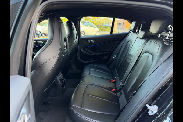 BMW 1-serie 118i Executive Edition | M Pakket | Sfeerverlichting | Apple Carplay | Leder