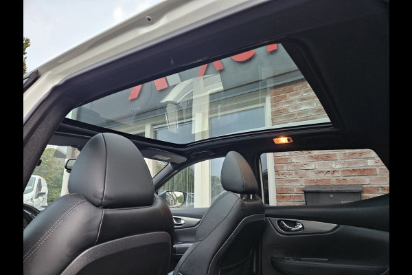 Nissan QASHQAI 1.3 DIG-T Tekna + Trekhaak! Leer! Camera! Panoramadak! 140PK! Mooie/Nette Auto!