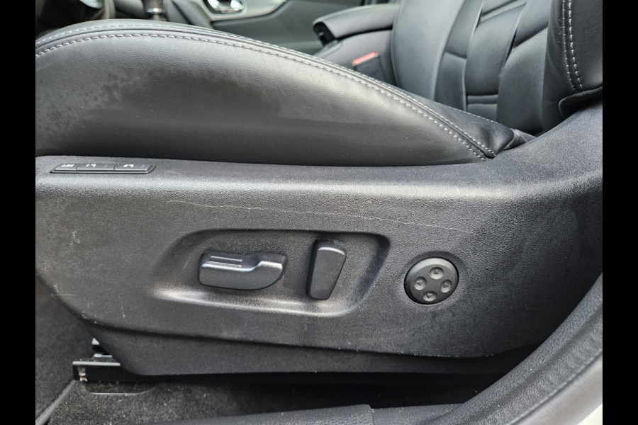 Nissan QASHQAI 1.3 DIG-T Tekna + Trekhaak! Leer! Camera! Panoramadak! 140PK! Mooie/Nette Auto!
