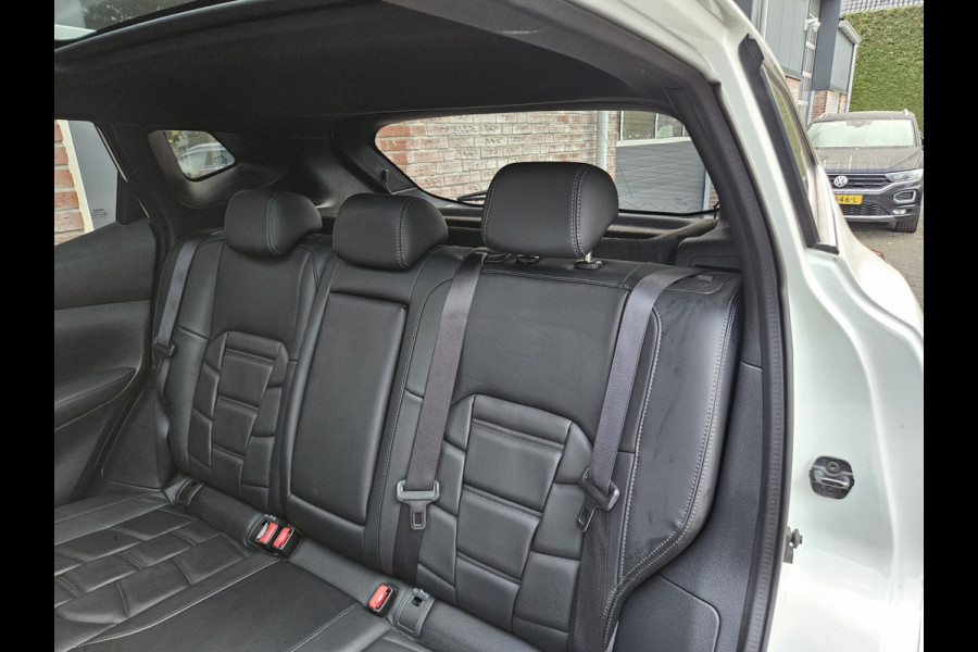 Nissan QASHQAI 1.3 DIG-T Tekna + Trekhaak! Leer! Camera! Panoramadak! 140PK! Mooie/Nette Auto!