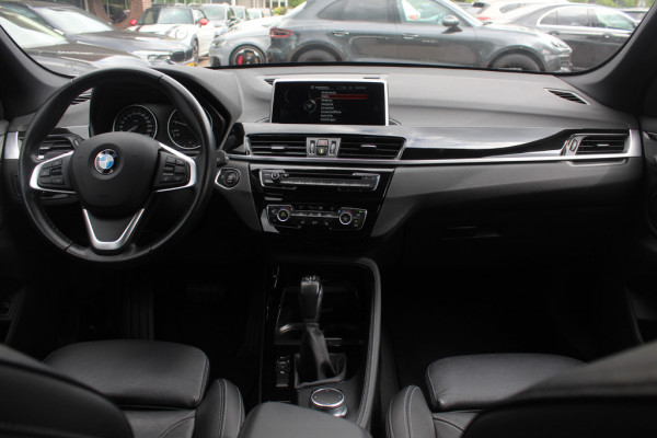 BMW X1 xDrive20i High Exe. / Trekhaak / Panoramadak / Head-up / Leder / 19'' / Navigatie / Stoelverwarming / Sportstoelen / DAB / Cruise Control