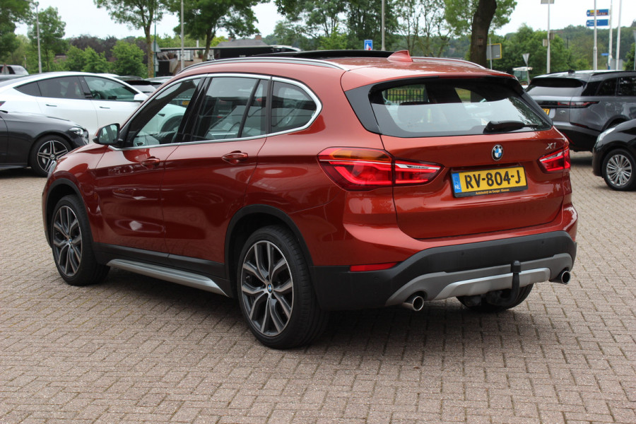 BMW X1 xDrive20i High Exe. / Trekhaak / Panoramadak / Head-up / Leder / 19'' / Navigatie / Stoelverwarming / Sportstoelen / DAB / Cruise Control