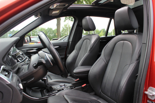 BMW X1 xDrive20i High Exe. / Trekhaak / Panoramadak / Head-up / Leder / 19'' / Navigatie / Stoelverwarming / Sportstoelen / DAB / Cruise Control