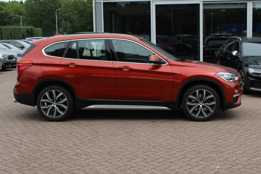 BMW X1 xDrive20i High Exe. / Trekhaak / Panoramadak / Head-up / Leder / 19'' / Navigatie / Stoelverwarming / Sportstoelen / DAB / Cruise Control