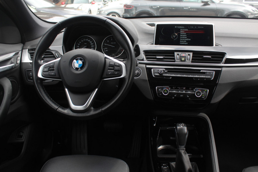 BMW X1 xDrive20i High Exe. / Trekhaak / Panoramadak / Head-up / Leder / 19'' / Navigatie / Stoelverwarming / Sportstoelen / DAB / Cruise Control