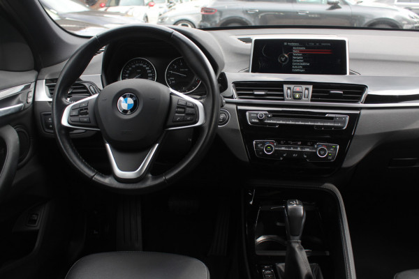 BMW X1 xDrive20i High Exe. / Trekhaak / Panoramadak / Head-up / Leder / 19'' / Navigatie / Stoelverwarming / Sportstoelen / DAB / Cruise Control