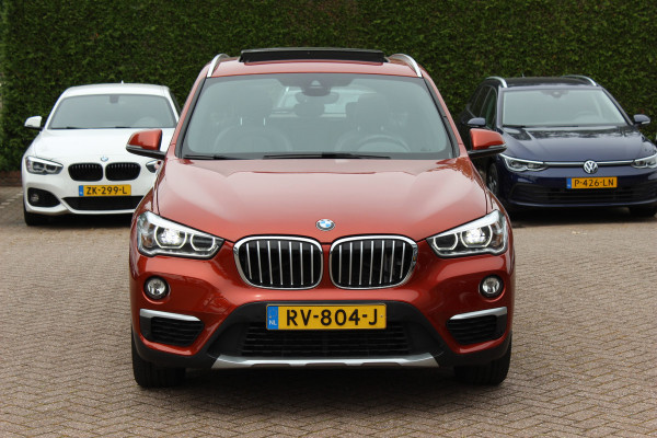 BMW X1 xDrive20i High Exe. / Trekhaak / Panoramadak / Head-up / Leder / 19'' / Navigatie / Stoelverwarming / Sportstoelen / DAB / Cruise Control