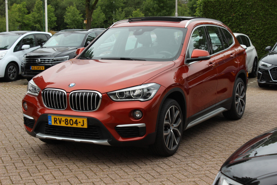 BMW X1 xDrive20i High Exe. / Trekhaak / Panoramadak / Head-up / Leder / 19'' / Navigatie / Stoelverwarming / Sportstoelen / DAB / Cruise Control