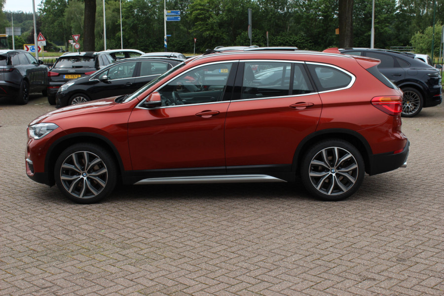 BMW X1 xDrive20i High Exe. / Trekhaak / Panoramadak / Head-up / Leder / 19'' / Navigatie / Stoelverwarming / Sportstoelen / DAB / Cruise Control