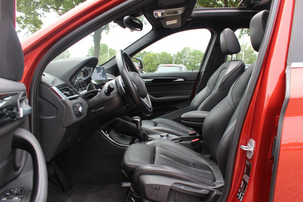 BMW X1 xDrive20i High Exe. / Trekhaak / Panoramadak / Head-up / Leder / 19'' / Navigatie / Stoelverwarming / Sportstoelen / DAB / Cruise Control