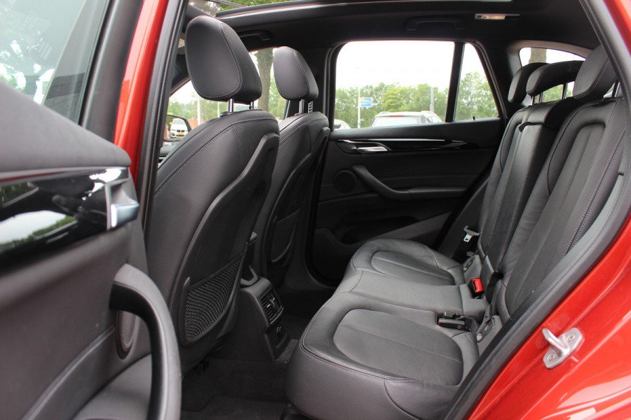 BMW X1 xDrive20i High Exe. / Trekhaak / Panoramadak / Head-up / Leder / 19'' / Navigatie / Stoelverwarming / Sportstoelen / DAB / Cruise Control
