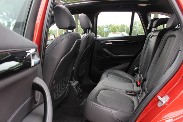BMW X1 xDrive20i High Exe. / Trekhaak / Panoramadak / Head-up / Leder / 19'' / Navigatie / Stoelverwarming / Sportstoelen / DAB / Cruise Control