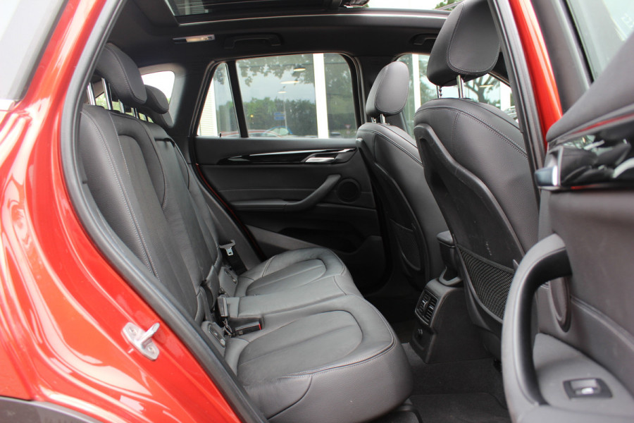 BMW X1 xDrive20i High Exe. / Trekhaak / Panoramadak / Head-up / Leder / 19'' / Navigatie / Stoelverwarming / Sportstoelen / DAB / Cruise Control
