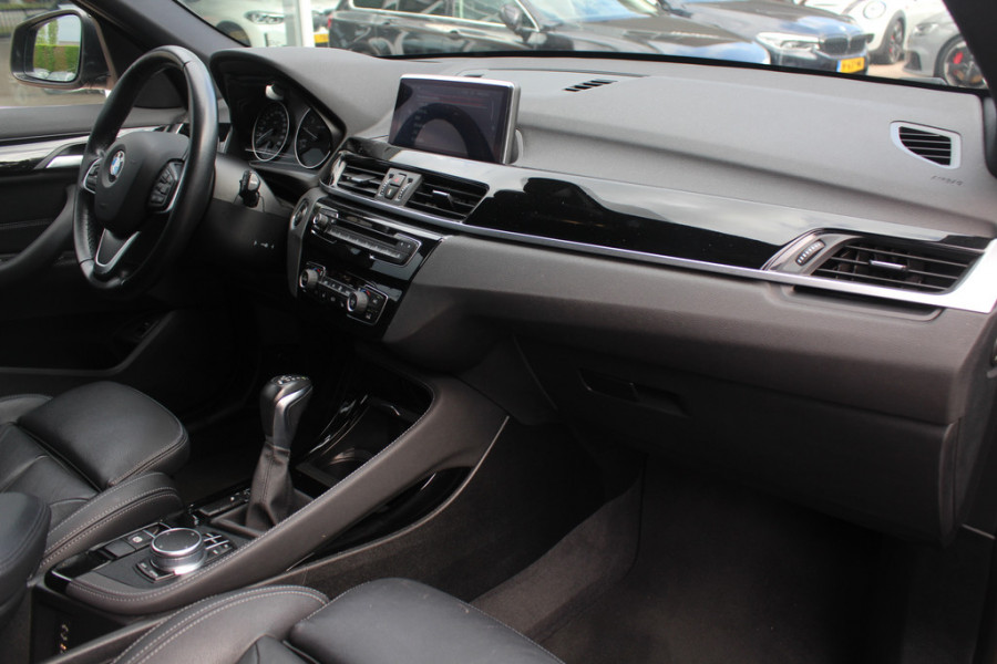 BMW X1 xDrive20i High Exe. / Trekhaak / Panoramadak / Head-up / Leder / 19'' / Navigatie / Stoelverwarming / Sportstoelen / DAB / Cruise Control