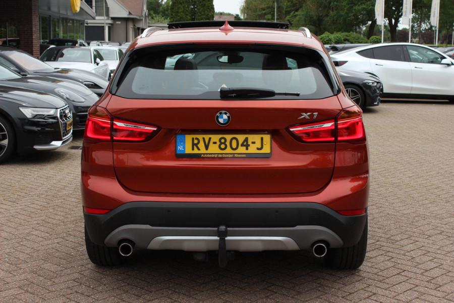 BMW X1 xDrive20i High Exe. / Trekhaak / Panoramadak / Head-up / Leder / 19'' / Navigatie / Stoelverwarming / Sportstoelen / DAB / Cruise Control