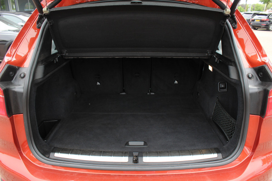 BMW X1 xDrive20i High Exe. / Trekhaak / Panoramadak / Head-up / Leder / 19'' / Navigatie / Stoelverwarming / Sportstoelen / DAB / Cruise Control