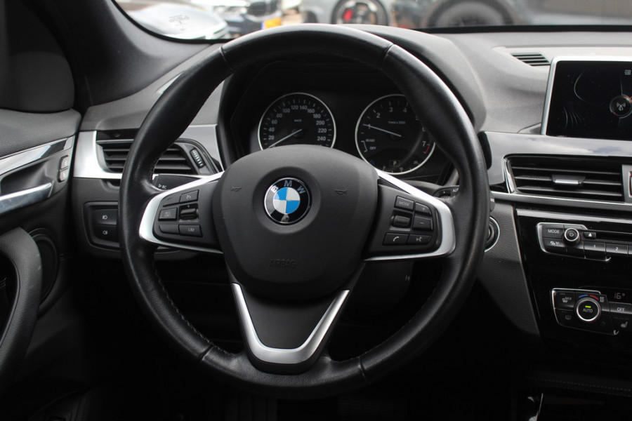 BMW X1 xDrive20i High Exe. / Trekhaak / Panoramadak / Head-up / Leder / 19'' / Navigatie / Stoelverwarming / Sportstoelen / DAB / Cruise Control