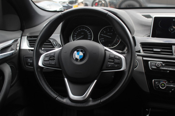BMW X1 xDrive20i High Exe. / Trekhaak / Panoramadak / Head-up / Leder / 19'' / Navigatie / Stoelverwarming / Sportstoelen / DAB / Cruise Control
