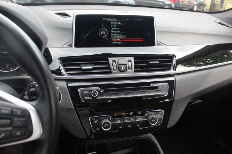 BMW X1 xDrive20i High Exe. / Trekhaak / Panoramadak / Head-up / Leder / 19'' / Navigatie / Stoelverwarming / Sportstoelen / DAB / Cruise Control