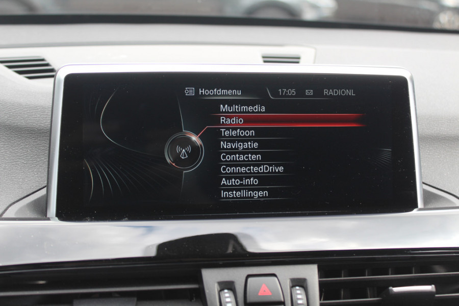 BMW X1 xDrive20i High Exe. / Trekhaak / Panoramadak / Head-up / Leder / 19'' / Navigatie / Stoelverwarming / Sportstoelen / DAB / Cruise Control