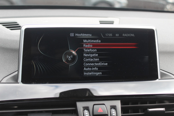 BMW X1 xDrive20i High Exe. / Trekhaak / Panoramadak / Head-up / Leder / 19'' / Navigatie / Stoelverwarming / Sportstoelen / DAB / Cruise Control