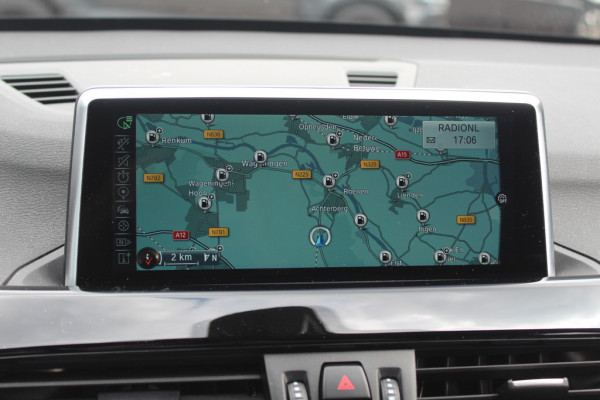 BMW X1 xDrive20i High Exe. / Trekhaak / Panoramadak / Head-up / Leder / 19'' / Navigatie / Stoelverwarming / Sportstoelen / DAB / Cruise Control