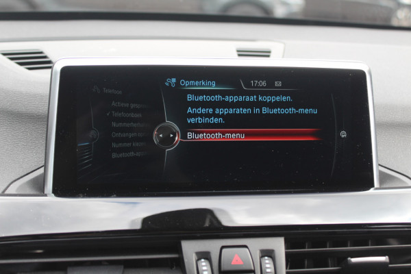 BMW X1 xDrive20i High Exe. / Trekhaak / Panoramadak / Head-up / Leder / 19'' / Navigatie / Stoelverwarming / Sportstoelen / DAB / Cruise Control