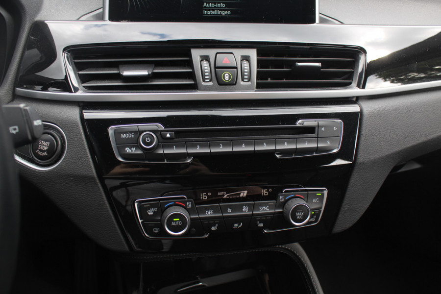 BMW X1 xDrive20i High Exe. / Trekhaak / Panoramadak / Head-up / Leder / 19'' / Navigatie / Stoelverwarming / Sportstoelen / DAB / Cruise Control
