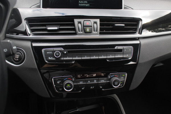 BMW X1 xDrive20i High Exe. / Trekhaak / Panoramadak / Head-up / Leder / 19'' / Navigatie / Stoelverwarming / Sportstoelen / DAB / Cruise Control