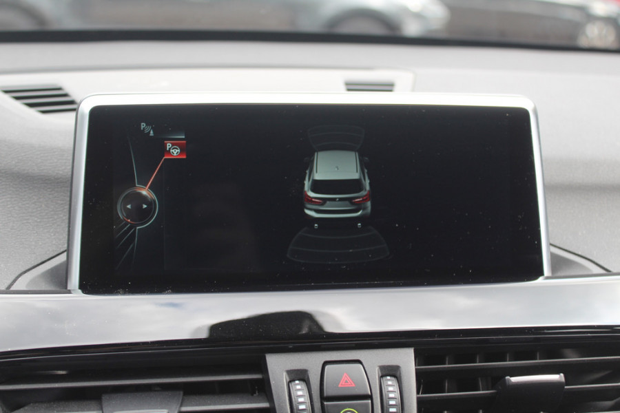 BMW X1 xDrive20i High Exe. / Trekhaak / Panoramadak / Head-up / Leder / 19'' / Navigatie / Stoelverwarming / Sportstoelen / DAB / Cruise Control