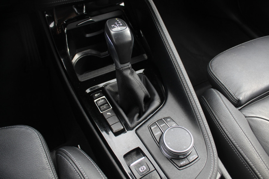 BMW X1 xDrive20i High Exe. / Trekhaak / Panoramadak / Head-up / Leder / 19'' / Navigatie / Stoelverwarming / Sportstoelen / DAB / Cruise Control