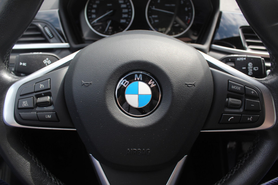 BMW X1 xDrive20i High Exe. / Trekhaak / Panoramadak / Head-up / Leder / 19'' / Navigatie / Stoelverwarming / Sportstoelen / DAB / Cruise Control