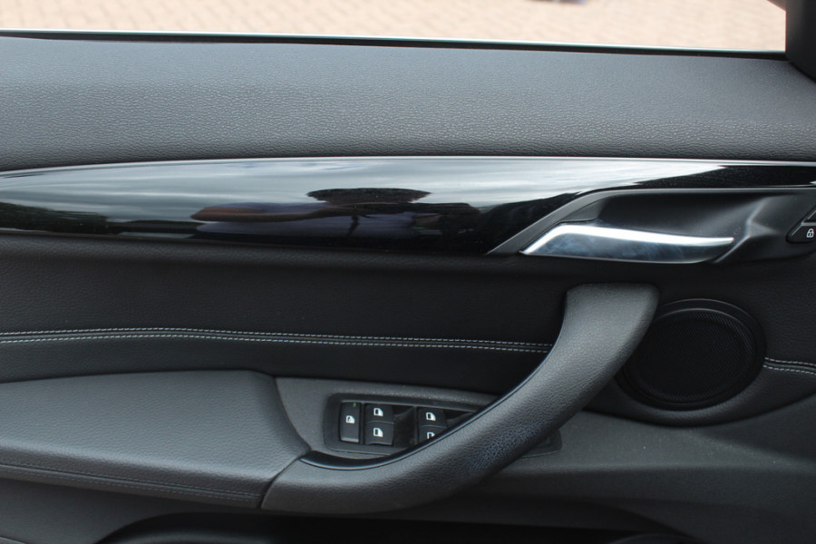 BMW X1 xDrive20i High Exe. / Trekhaak / Panoramadak / Head-up / Leder / 19'' / Navigatie / Stoelverwarming / Sportstoelen / DAB / Cruise Control