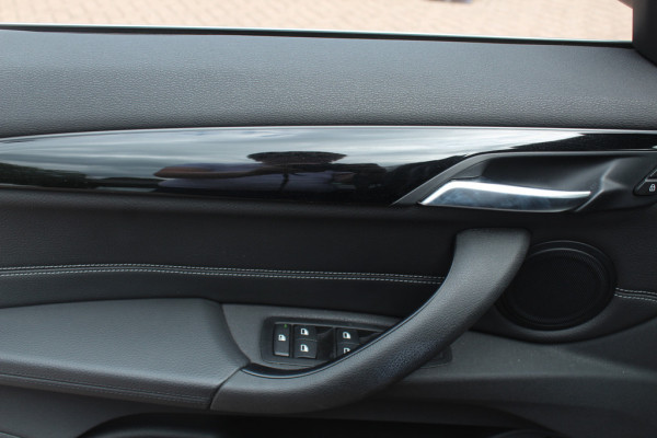 BMW X1 xDrive20i High Exe. / Trekhaak / Panoramadak / Head-up / Leder / 19'' / Navigatie / Stoelverwarming / Sportstoelen / DAB / Cruise Control