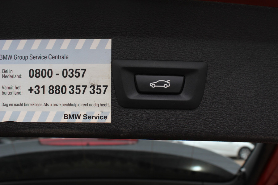 BMW X1 xDrive20i High Exe. / Trekhaak / Panoramadak / Head-up / Leder / 19'' / Navigatie / Stoelverwarming / Sportstoelen / DAB / Cruise Control