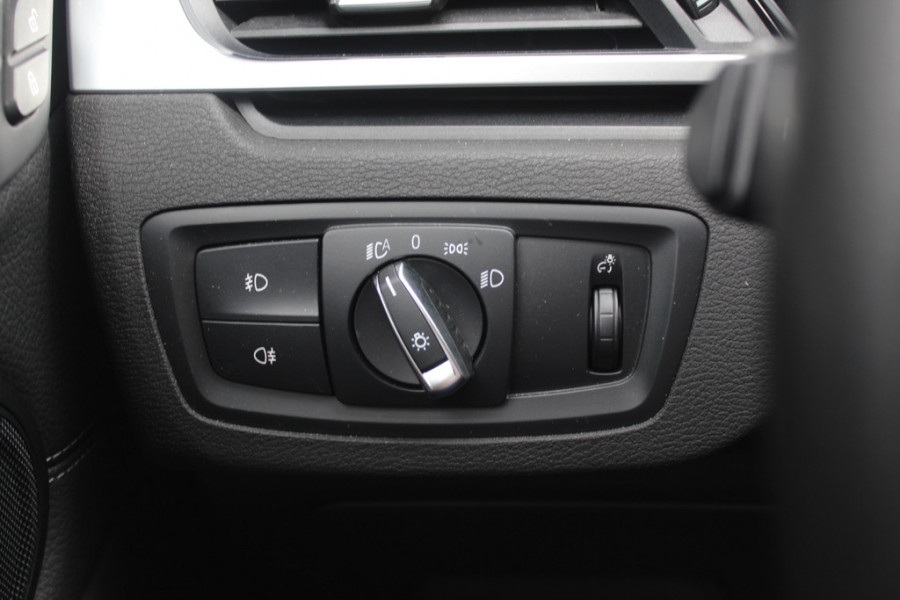 BMW X1 xDrive20i High Exe. / Trekhaak / Panoramadak / Head-up / Leder / 19'' / Navigatie / Stoelverwarming / Sportstoelen / DAB / Cruise Control