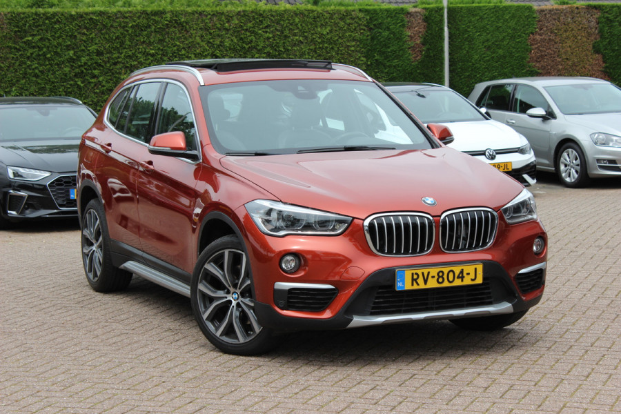 BMW X1 xDrive20i High Exe. / Trekhaak / Panoramadak / Head-up / Leder / 19'' / Navigatie / Stoelverwarming / Sportstoelen / DAB / Cruise Control