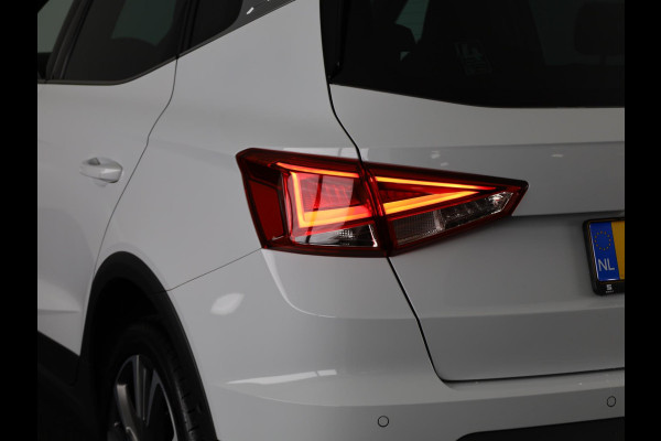 Seat Arona FR Anniversary 1.0 EcoTSI 95 pk | Led Matrix | 18 inch | Camera | Carplay | Android Auto | Zwart dak