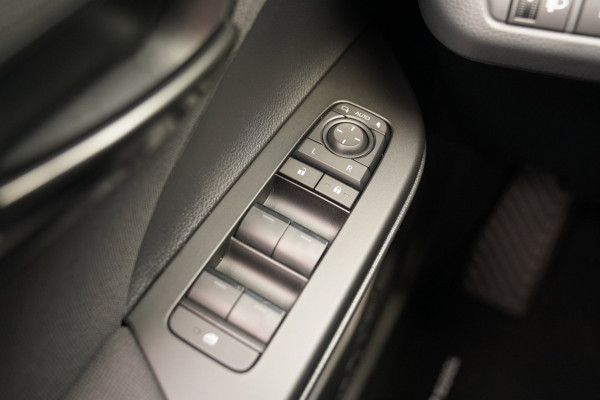 Toyota C-HR 1.8 Hybrid 140 Dynamic | Prijs rijklaar incl. 12 mnd garantie | Stoel/Stuur verwarming Camera Carplay Pdc DAB