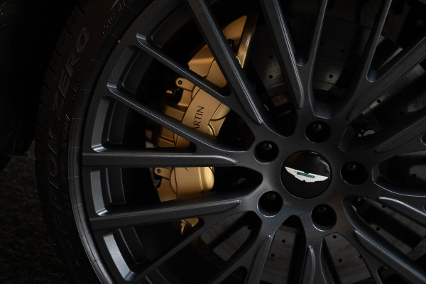 Aston Martin Dbx 4.0 V8 707 Carbon Keramisch Softclose Pano ACC PDC Keyless Entry & Go 360° Camera Stoelventilatie voor en achter Elektr. achterklep Memory seats Elektr. bedienbare trekhaak Navi Niveauregeling Stoelverwarming voor en achter 23 inch LM velgen Origineel NL auto