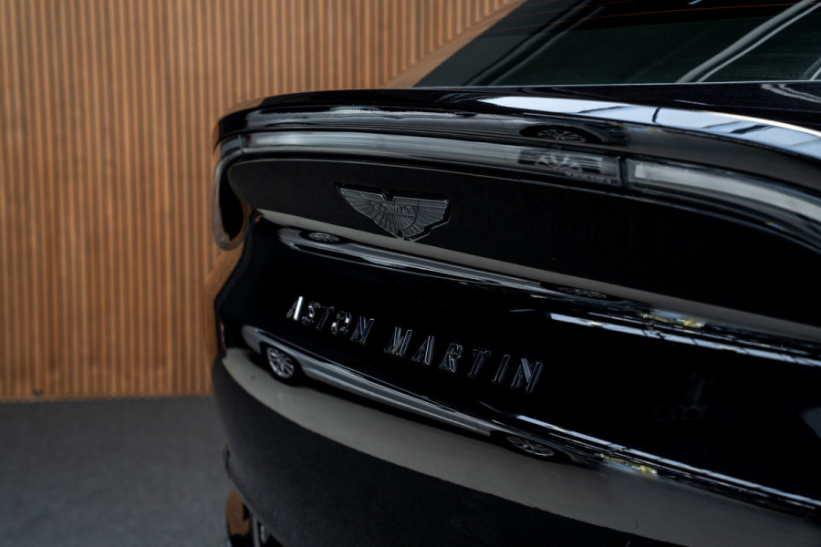 Aston Martin Dbx 4.0 V8 707 Carbon Keramisch Softclose Pano ACC PDC Keyless Entry & Go 360° Camera Stoelventilatie voor en achter Elektr. achterklep Memory seats Elektr. bedienbare trekhaak Navi Niveauregeling Stoelverwarming voor en achter 23 inch LM velgen Origineel NL auto